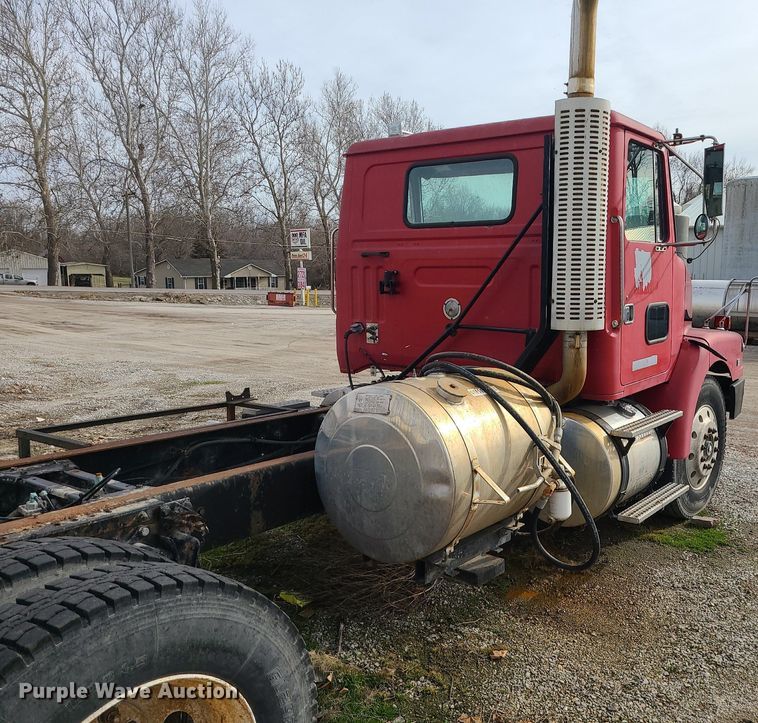image for item DS7259 1994 White GMC truck cab and chassis
