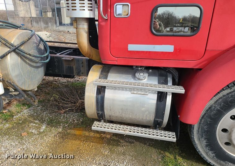 image for item DS7259 1994 White GMC truck cab and chassis