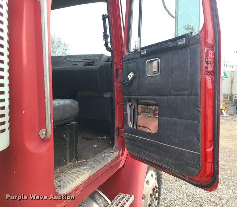 image for item DS7259 1994 White GMC truck cab and chassis