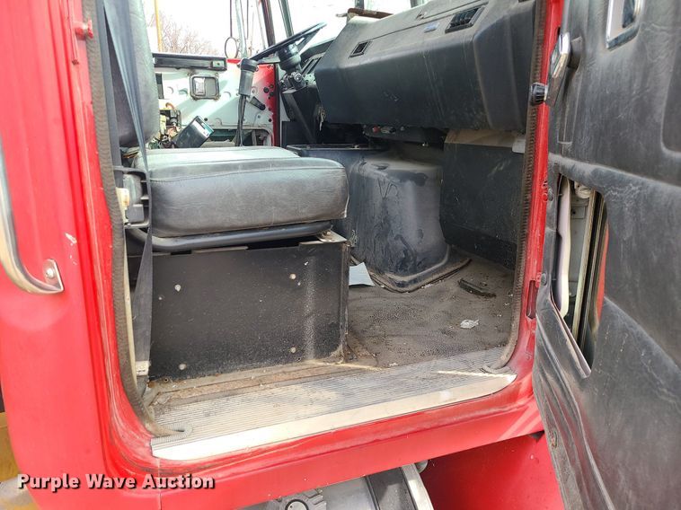 image for item DS7259 1994 White GMC truck cab and chassis