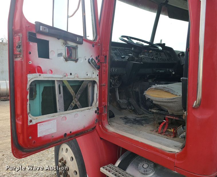 image for item DS7259 1994 White GMC truck cab and chassis