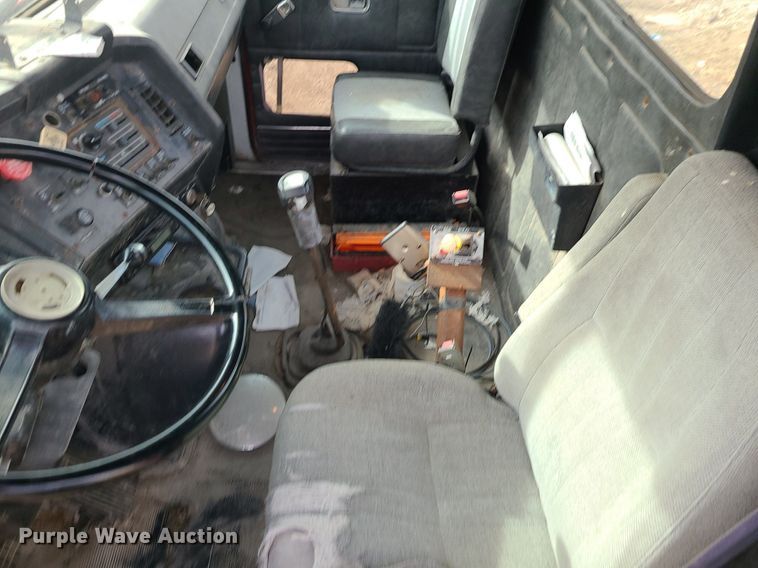 image for item DS7259 1994 White GMC truck cab and chassis