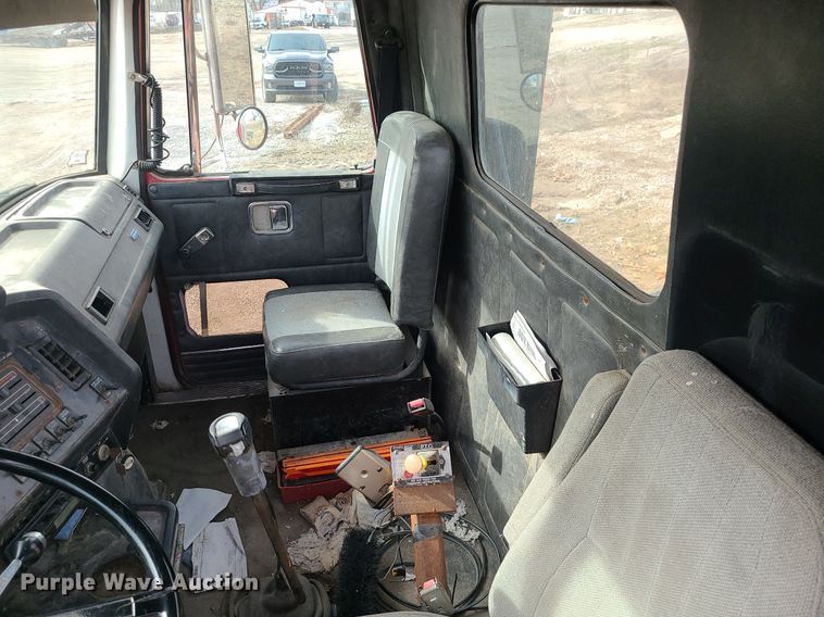 image for item DS7259 1994 White GMC truck cab and chassis