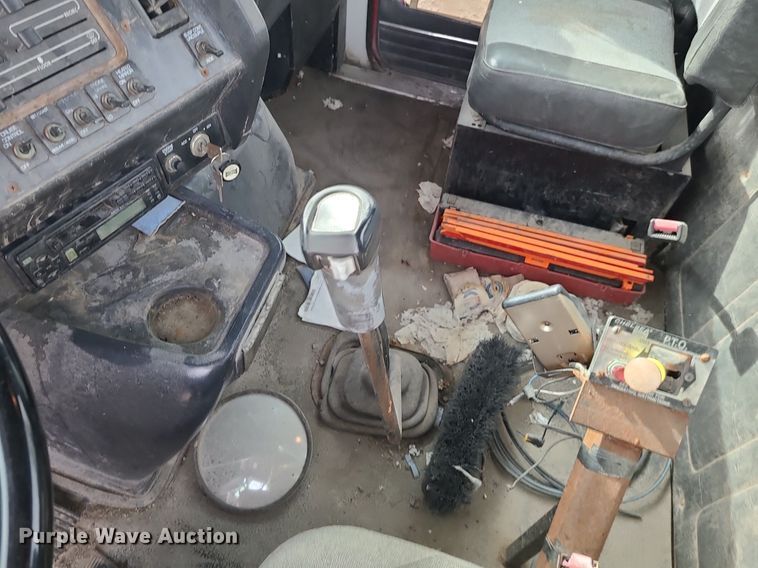 image for item DS7259 1994 White GMC truck cab and chassis