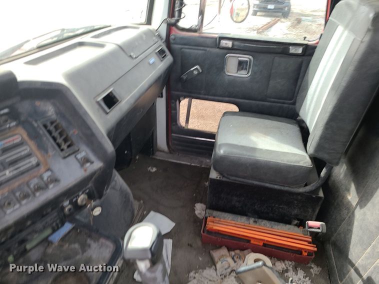 image for item DS7259 1994 White GMC truck cab and chassis