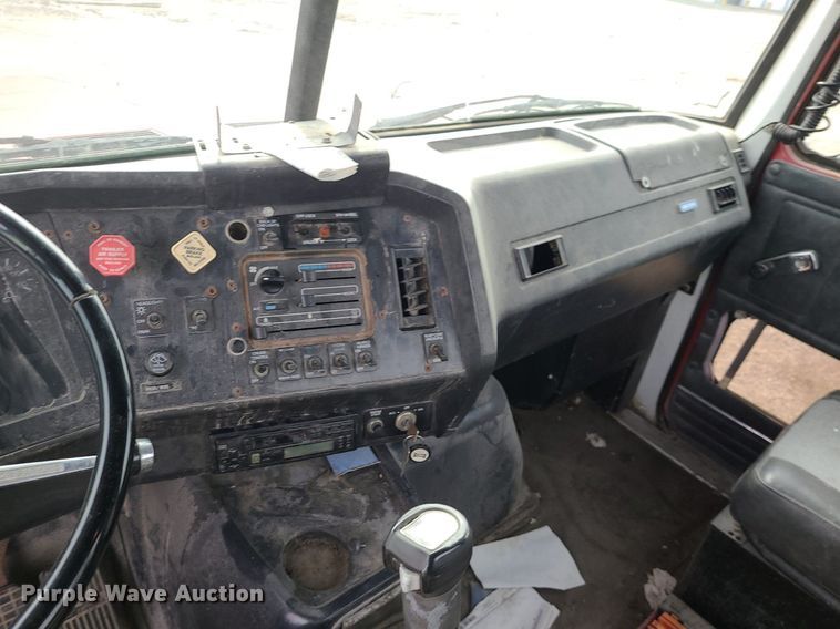 image for item DS7259 1994 White GMC truck cab and chassis