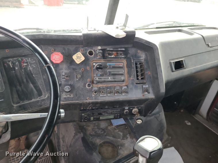 image for item DS7259 1994 White GMC truck cab and chassis