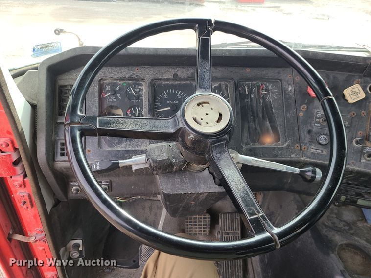 image for item DS7259 1994 White GMC truck cab and chassis