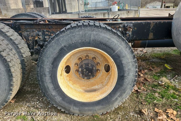 image for item DS7259 1994 White GMC truck cab and chassis