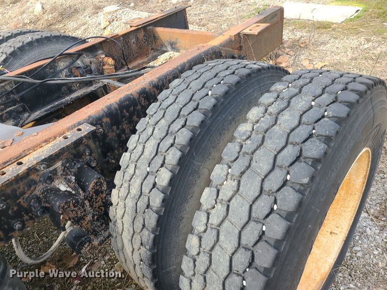 image for item DS7259 1994 White GMC truck cab and chassis