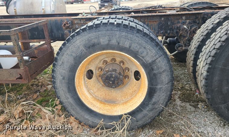 image for item DS7259 1994 White GMC truck cab and chassis