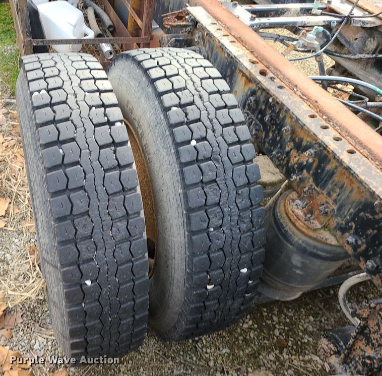 image for item DS7259 1994 White GMC truck cab and chassis