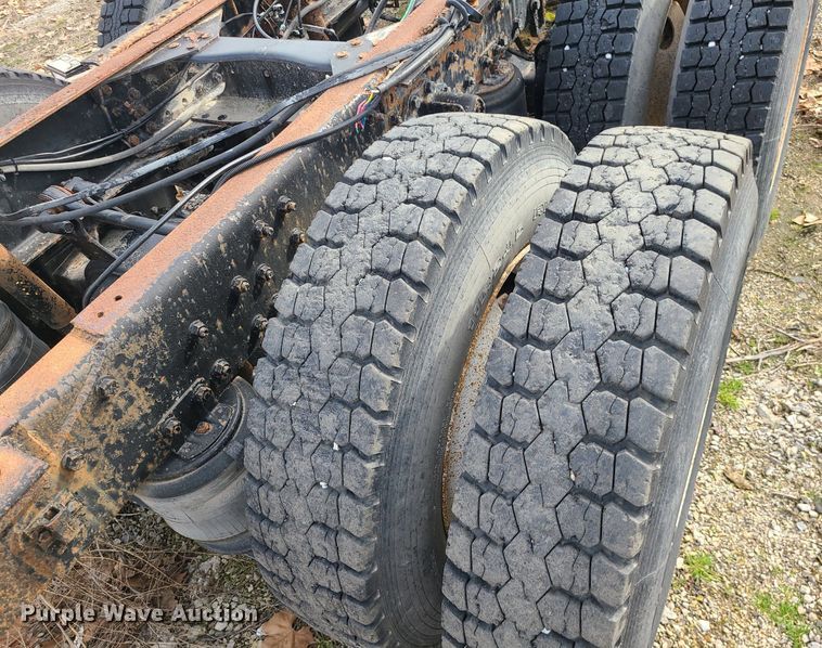 image for item DS7259 1994 White GMC truck cab and chassis