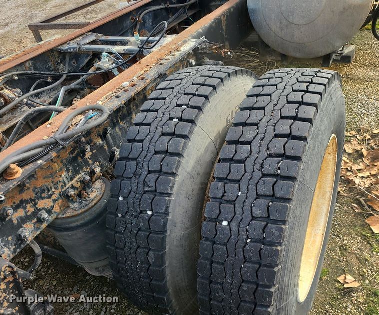 image for item DS7259 1994 White GMC truck cab and chassis