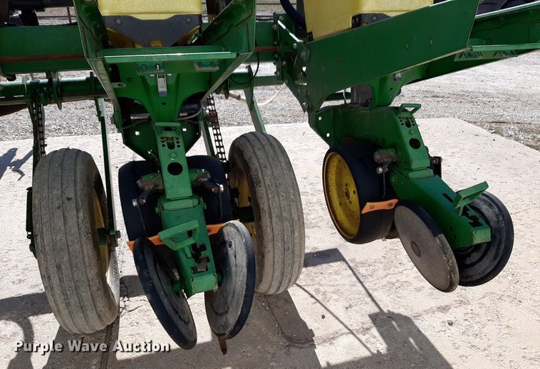 image for item DV9817 John Deere 7200 planter