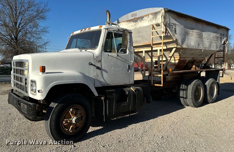 image for item EH6509 1986 International S2500 feed delivery truck