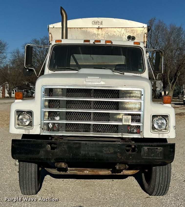 image for item EH6509 1986 International S2500 feed delivery truck
