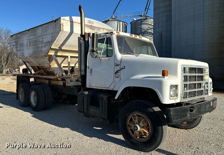 image for item EH6509 1986 International S2500 feed delivery truck