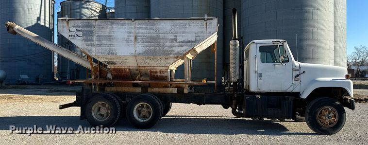image for item EH6509 1986 International S2500 feed delivery truck