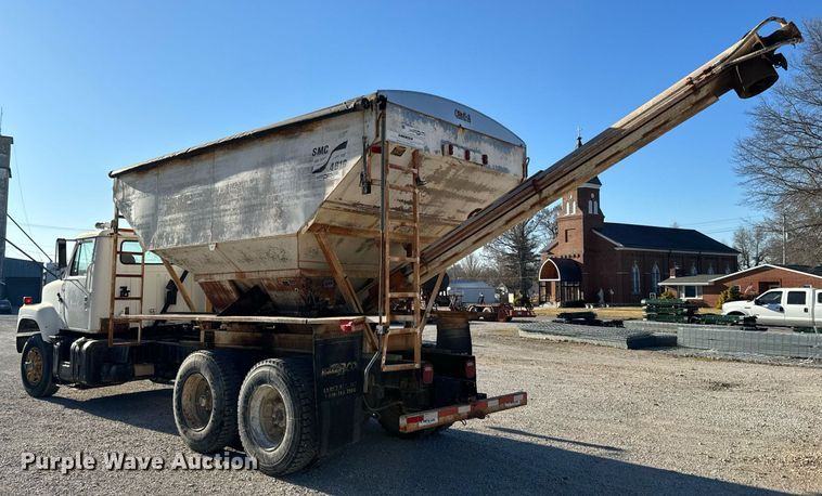 image for item EH6509 1986 International S2500 feed delivery truck