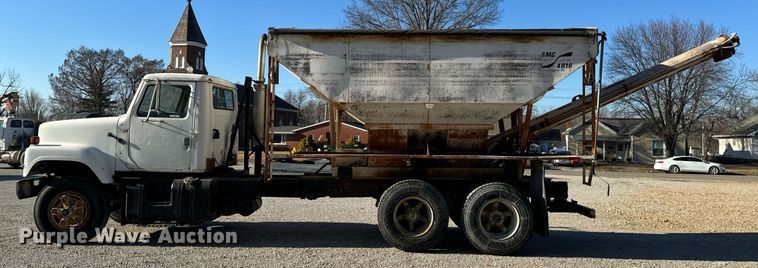 image for item EH6509 1986 International S2500 feed delivery truck