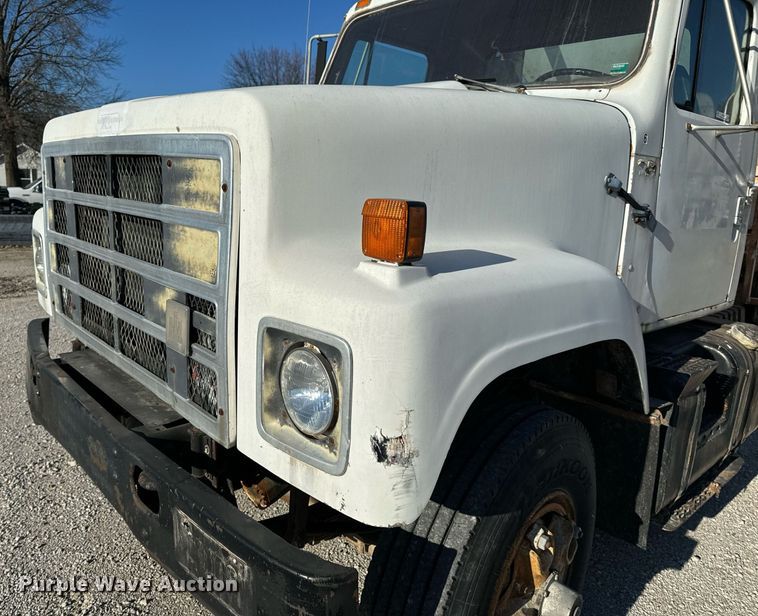 image for item EH6509 1986 International S2500 feed delivery truck