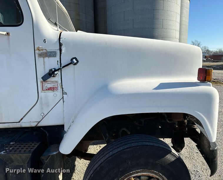 image for item EH6509 1986 International S2500 feed delivery truck