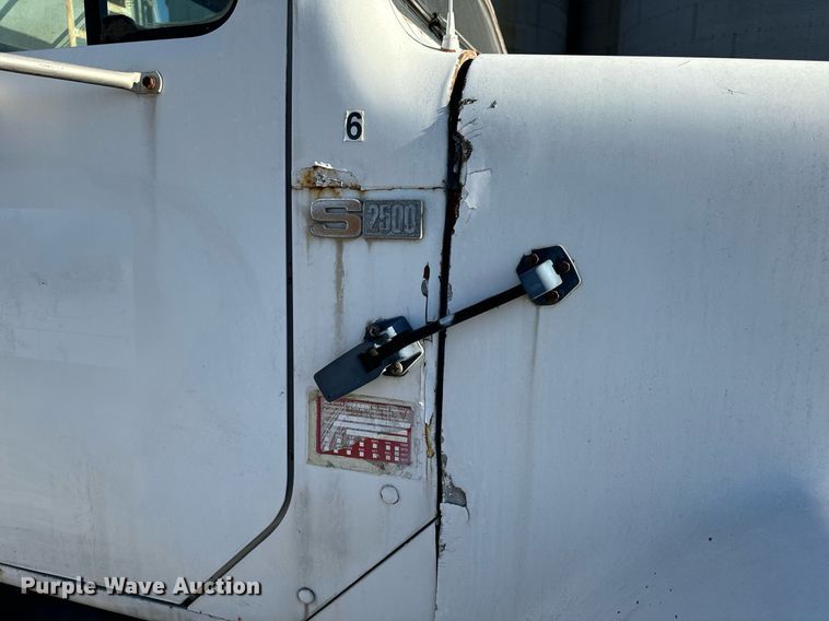 image for item EH6509 1986 International S2500 feed delivery truck