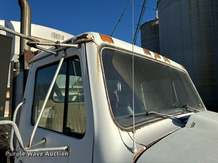 image for item EH6509 1986 International S2500 feed delivery truck