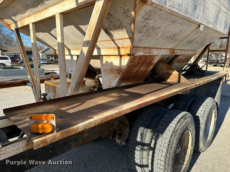 image for item EH6509 1986 International S2500 feed delivery truck