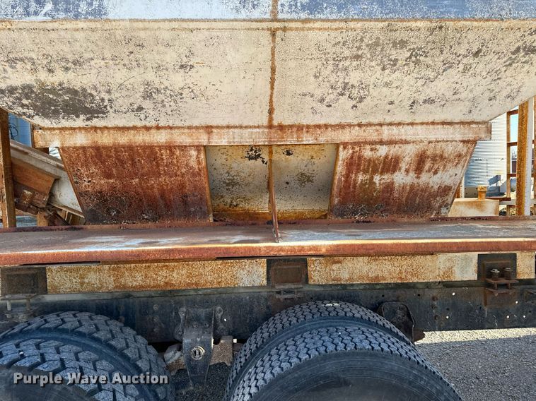 image for item EH6509 1986 International S2500 feed delivery truck