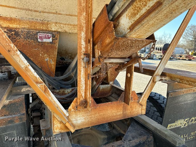 image for item EH6509 1986 International S2500 feed delivery truck