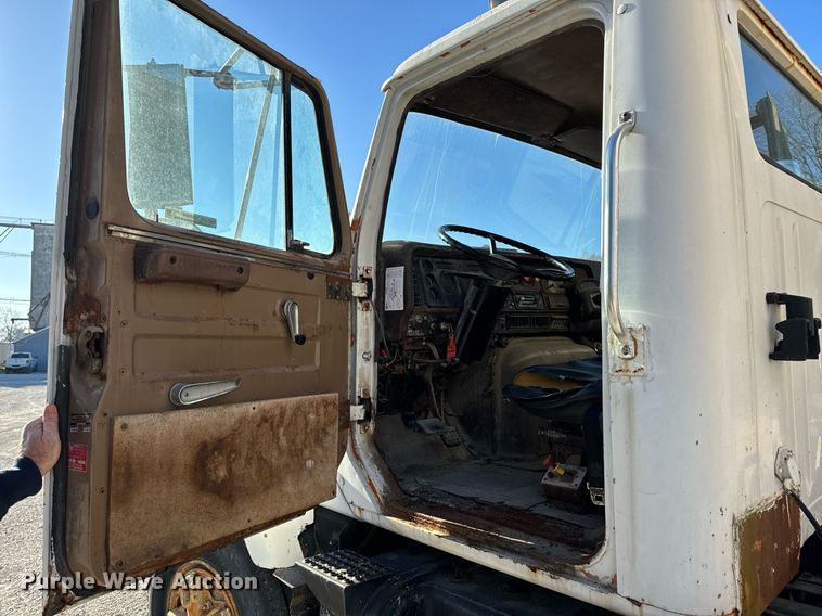 image for item EH6509 1986 International S2500 feed delivery truck