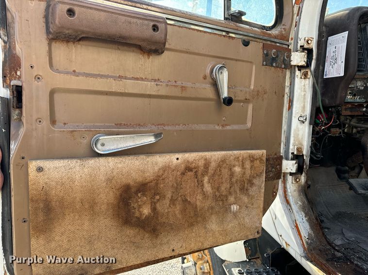 image for item EH6509 1986 International S2500 feed delivery truck