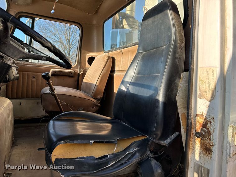 image for item EH6509 1986 International S2500 feed delivery truck