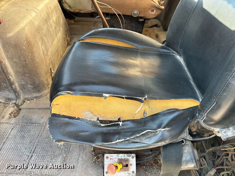 image for item EH6509 1986 International S2500 feed delivery truck