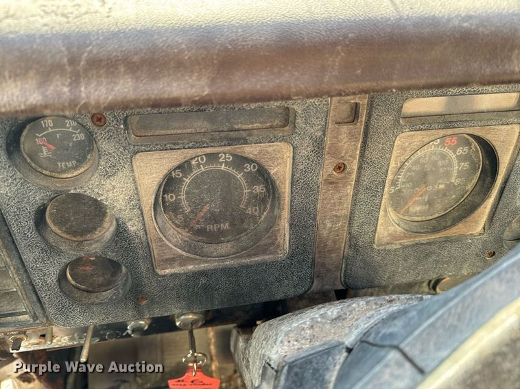 image for item EH6509 1986 International S2500 feed delivery truck