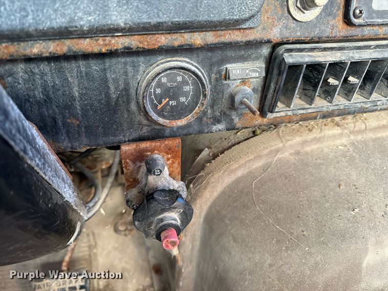 image for item EH6509 1986 International S2500 feed delivery truck