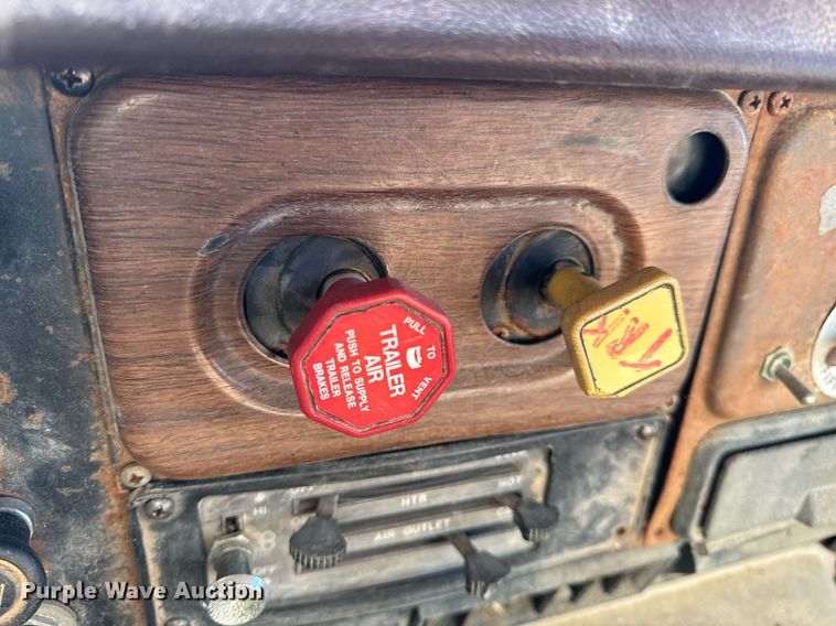 image for item EH6509 1986 International S2500 feed delivery truck