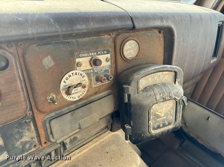 image for item EH6509 1986 International S2500 feed delivery truck