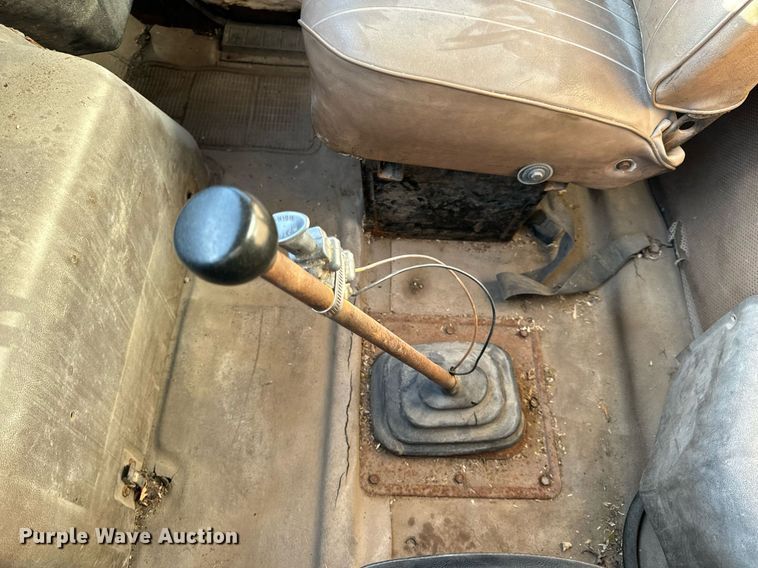 image for item EH6509 1986 International S2500 feed delivery truck