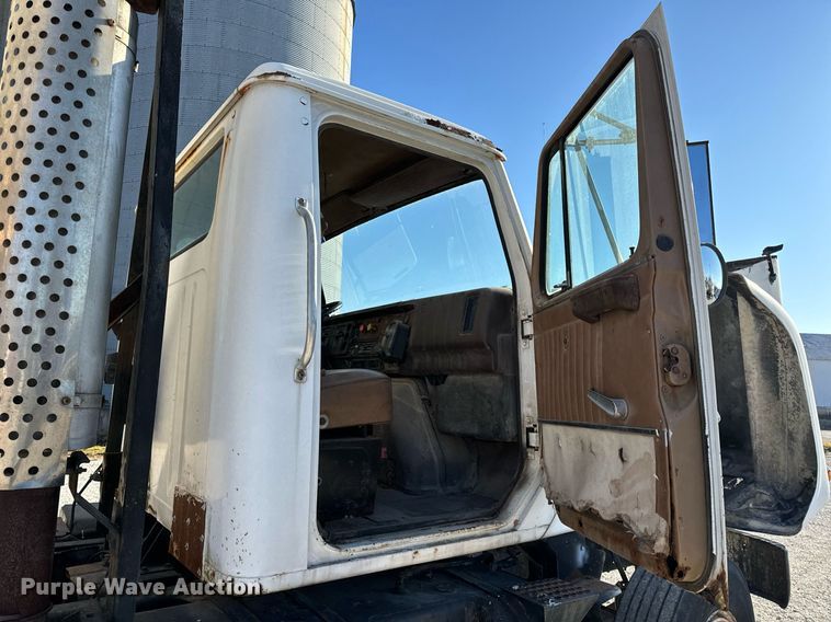 image for item EH6509 1986 International S2500 feed delivery truck