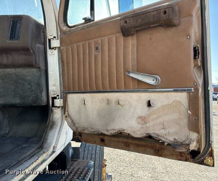 image for item EH6509 1986 International S2500 feed delivery truck