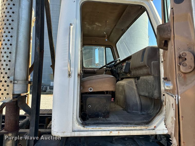 image for item EH6509 1986 International S2500 feed delivery truck