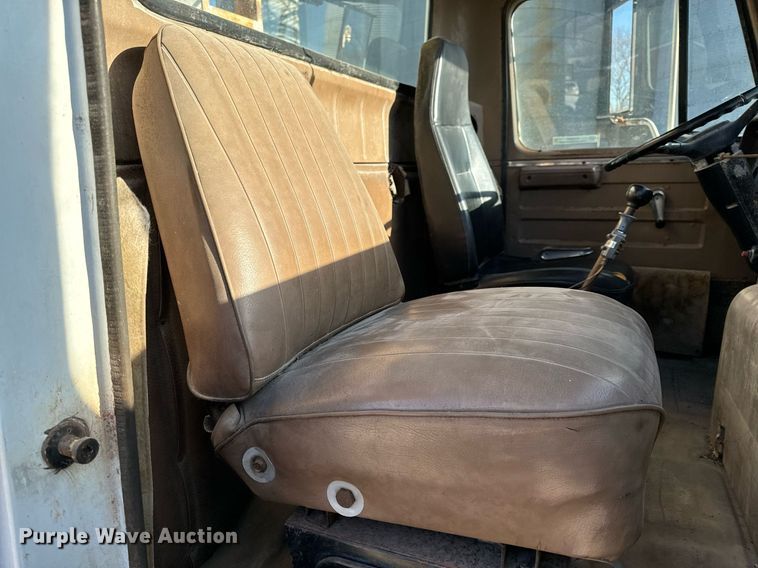 image for item EH6509 1986 International S2500 feed delivery truck