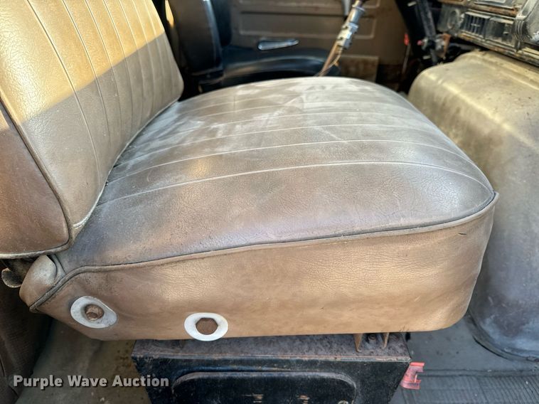 image for item EH6509 1986 International S2500 feed delivery truck