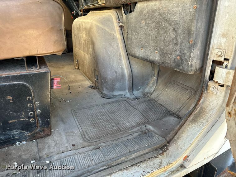 image for item EH6509 1986 International S2500 feed delivery truck