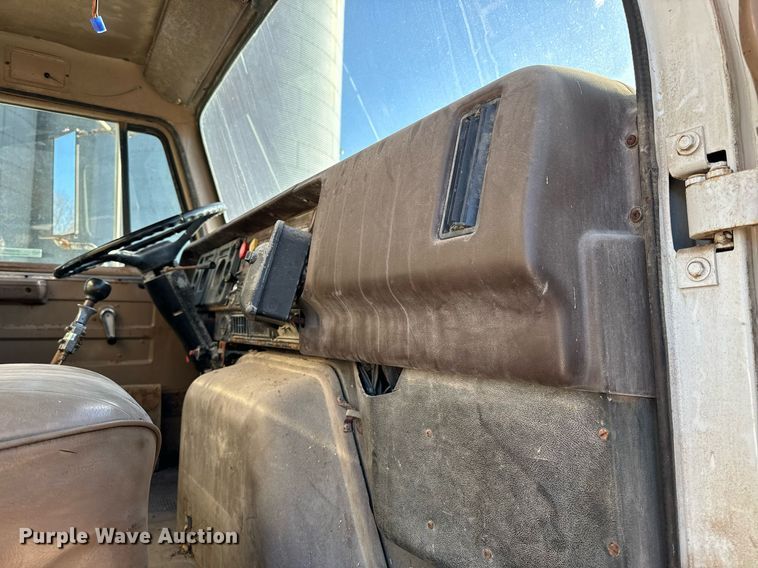 image for item EH6509 1986 International S2500 feed delivery truck