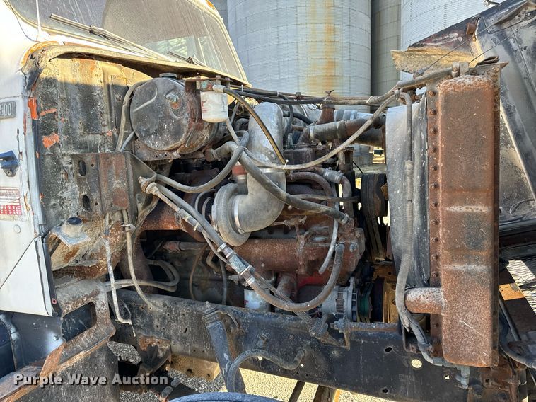 image for item EH6509 1986 International S2500 feed delivery truck