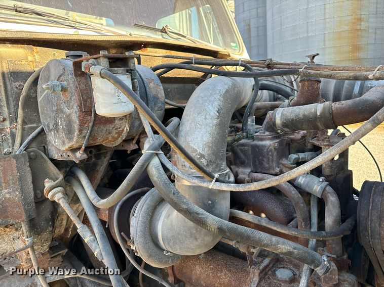 image for item EH6509 1986 International S2500 feed delivery truck